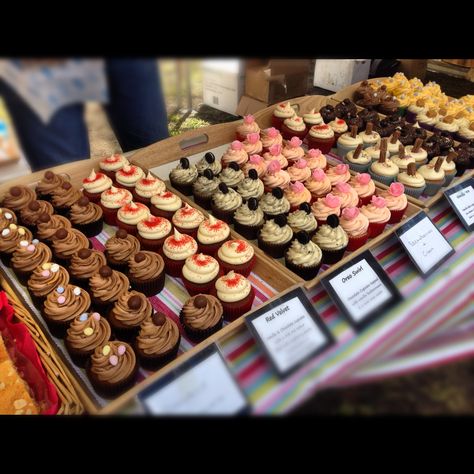 Cupcake Stall Display Ideas, Bakery Merchandising, Bake Sale Displays, Bakery Displays, Cupcake Store, Camp Carnival, Cupcake Table, Cake Displays, Anniversary Plans