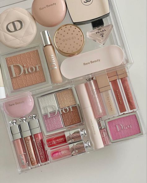 Dior Lipgloss, Koleksi Makeup, Makeup Bag Essentials, Top Makeup Products, Dior Makeup, Fancy Makeup, Dior Beauty, Makeup Obsession, Luxury Makeup