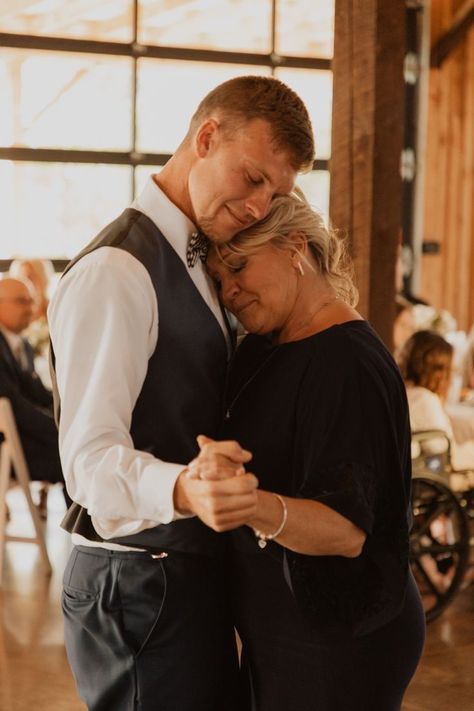 Mother Son Dance Photos, Mother Son Wedding Photo Ideas, Wedding Photo Ideas First Dance, Wedding Photo Ideas For Photographers Family, Wedding Day Pictures With Family, Grooms Family Photos, Wedding Day Poses Family, Wedding Photos Groom And Mother, Wedding Photography Parents