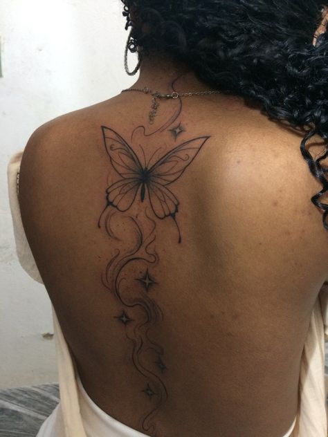 Back Tattoo Women Spine Black Woman, Creative Tattoos Black Women, Giraffe Back Tattoo, Vine Tattoos Black Women, Pretty Back Tattoos For Women Spine, Red Spine Tat, Word Back Tattoos For Women, Spine Tattoos For Women Black Woman, Coi Fish Back Tattoo Black Women