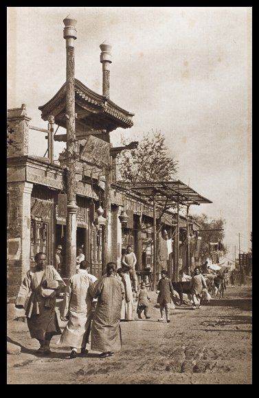 *🇨🇳 A street corner (Peking, China, ca. 1920) from Historical Photographs of China 🎞 Turandot Opera, China Temple, Boxer Rebellion, Trend Board, China Architecture, Street Corner, Asian Architecture, Chinese History, Historical Period