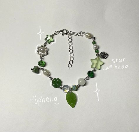 Aesthetic Green Accessories, Unique Beaded Bracelets, Green Bead Bracelet Ideas, Bead Crafts To Sell, Charms Aesthetic, Bracelet Inspo, Green Beaded Bracelets, Pretty Jewelry Necklaces, Indie Jewelry