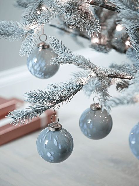 pictures of christmas grey - Yahoo Image Search Results Fashionable Wallpaper, Christmas Indoor Decorations, Pictures Of Christmas, Christmas Bokeh, Christmas Tree Ring, Faux Trees, Tree Decoration Ideas, Luxurious Christmas, Baubles Christmas