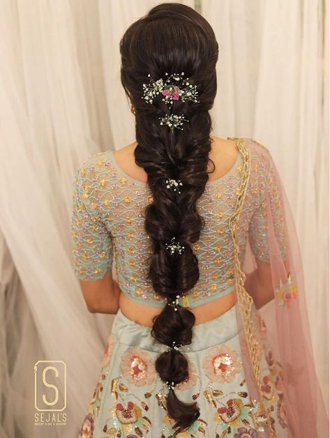 Most Trending Bridal Hairstyles for the Indian Bride. Follow us for daily wedding inspirations! #indianbride #bridalhairstyles#bridalmakeup #hairstyles #diyhairstyles#wedding #indianwedding #bridetobe#bride #bridesofindia #openhair#bridesofindia Latest Bridal Hairstyles, Indian Hairstyles For Saree, Bridal Hair Decorations, Bridal Hairstyle Indian Wedding, Saree Hairstyles, Engagement Hairstyles, Hairstyle Hairstyle, Bridal Hairdo, Traditional Hairstyle