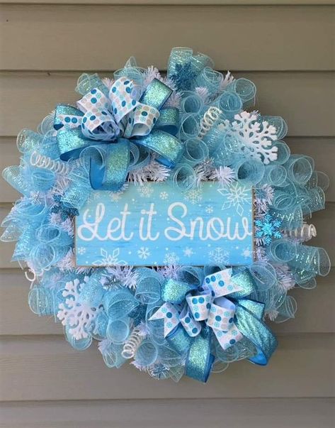 Blue And White Deco Mesh Christmas Wreath, Blue Christmas Wreaths Diy, Winter Wonderland Wreath Ideas, January Wreath Ideas, November Decorations, Winter Mesh Wreath, January Wreath, Modern Wreaths, Snowmen Decor