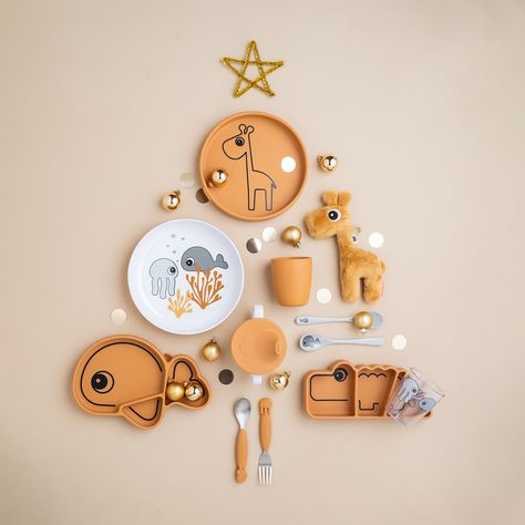 Why not colour-coordinate the table decorations to create the perfect setting for your little ones? They will love to have all their Deer friends join the dinner table for dinnertime this Christmas. Done by Deer kids tableware - Danish design #donebydeer #kidstableware #kidsinterior #designforkids Kids Christmas Tree, Fun Plates, Kids Magazine, Christmas Trees For Kids, Done By Deer, Num Num, City Kid, Kids Interior Room, Magazines For Kids