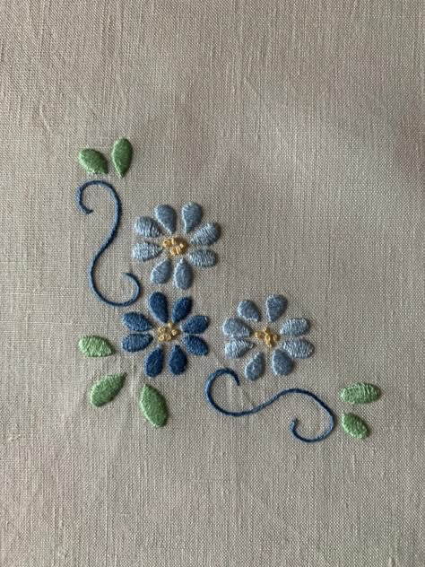 Green Fabric Embroidery, Handkerchief Embroidery, Basic Hand Embroidery Stitches, Hand Embroidery Patterns Free, Simple Hand Embroidery Patterns, Hand Embroidery Patterns Flowers, Floral Embroidery Patterns, Hand Embroidery Videos, Diy Embroidery Patterns