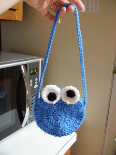 Cookie Monster and Elmo little girl purse Crochet Characters, Purses Patterns, Purse Crochet, Crochet Monsters, Crochet Shell Stitch, Crochet Kids, Haken Baby, Crochet Purse Patterns, Crochet Bags Purses