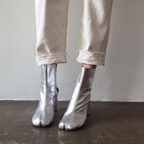 Tabis Margiela, Silver Ankle Boots, Deconstruction Fashion, Silver Outfits, Tabi Boots, Silver Boots, Fashion Shoes Boots, Margiela Tabi, Tabi Shoes