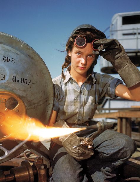 A welder at a boat-and-sub-building yard adjusts her goggles before resuming work, October, 1943. Women Welder, Margaret Hamilton, Rosie The Riveter, A4 Poster, Badass Women, Steve Mcqueen, Photos Of Women, 인물 사진, Life Magazine