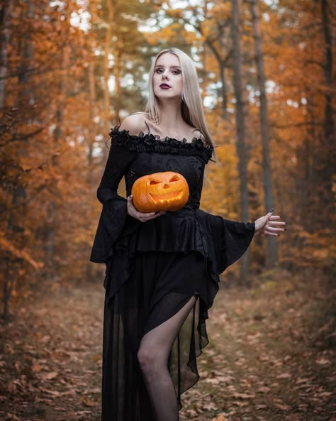 Vairë on Instagram: “You voted for late Halloween photoshoot... And here it is! I'm always late with photoshoots like this 🤣🎃 Photo: @ilonka.now Blouse:…” Halloween Instagram Pictures, Coven Photoshoot, Pinup Halloween, Witch Photoshoot, Witchy Clothes, Halloween Tights, Halloween Instagram, Witch Photos, Fashion Halloween