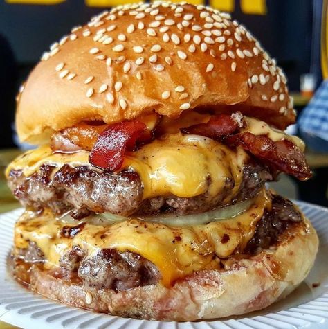 Bacon cheeseburger Hamburger Gourmet, Double Cheeseburger, Gourmet Burgers, Bacon Cheeseburger, Idee Pasto Sano, Food Goals, Burger Recipes, Food Cravings, I Love Food