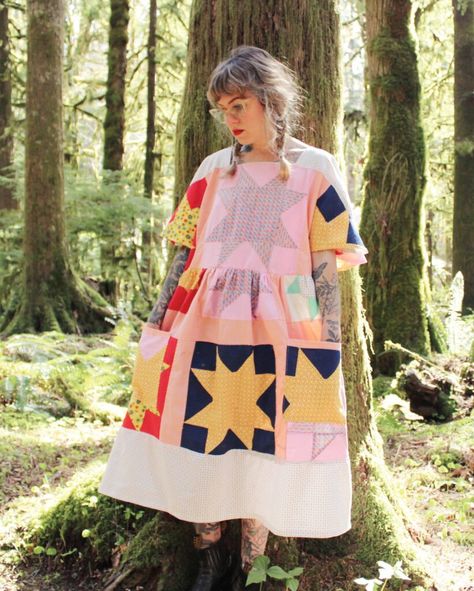 Contemporary Quilters Are Piecing Together a New Era of the American Craft - Metropolis Quilted Clothing, Patchwork Clothes, Quilt Dress, Quilted Clothes, Come Soon, Contemporary Quilts, Butterfly Sleeve, Quilt Jacket, Square Neck Dress