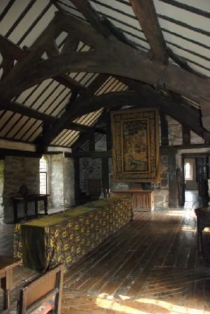 Gwydir Castle: This castle was built in the 14th century and is considered one of the finest Tudor house in Wales. Tudor House England, Tudor Castle Interior, 1400s House, Medieval Tudor House, Medieval House Interior, Medieval Home, Medieval Interior, Castle Interior, Tudor Cottage Interior