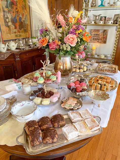 Victorian Birthday Party Aesthetic, Indoor Garden Tea Party, Charcuterie Board Tea Party, Tea Time Foods, Yea Party Wedding, Cottage Tea Party, Teaparty Brunch Decorations, Bohemian Tea Party, Tea Party Spread