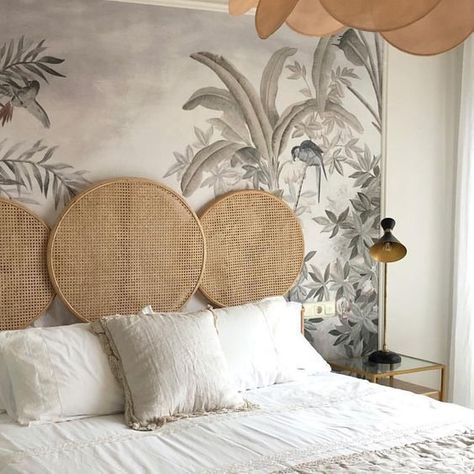 Safari Styled Bedroom Interior - 20 Stunning Rattan Beds & Headboard Ideas For The Bedroom: Triple round caned headboard with a tropical and botanical wallpaper as a backdrop giving a safari style interior. Interior Design by Garnica Miguelena #roundheadboarddecor #rattanbedhead #rattanbedheadstyling #canedheadboardbedroom #rattanbedroomideas #safaribedroomadult #roundrattanheadboard Jungle Themed Bedroom, Rattan Bed, Bedroom Themes, Vintage Modern, Beautiful Bedrooms, Boho Bedroom, Headboards, Cheap Home Decor, 인테리어 디자인