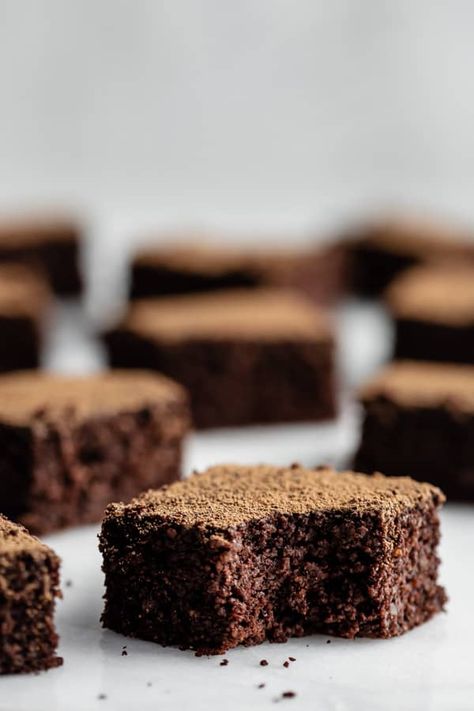 Healthy Quinoa Brownies Quinoa Brownies, Quinoa Desserts, Healthy Quinoa, Quinoa Healthy, Quinoa Recipes, Healthy Treats, Healthy Baking, Healthy Dessert, Clean Eating Snacks