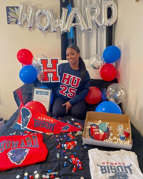 Howard University Photoshoot, Howard Acceptance Letter, High School College Decision Day Ideas, Senior Decision Day Ideas, Howard University Acceptance Letter, Howard Decision Day, Howard University Decision Day, Commitment Day College Outfits, Howard University Graduation Party