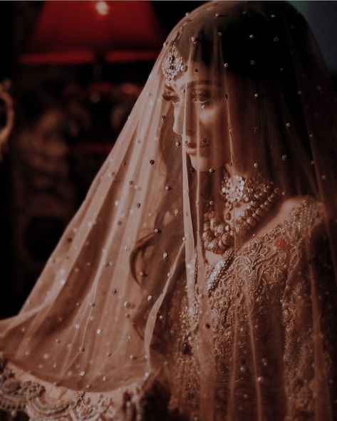 Shaadi Photoshoot, Nikkah Veil, Nikkah Pictures, Nikkah Photoshoot, Eid Poses, Bride Groom Photoshoot, Red Bridal Dress, Bride Pictures, Asian Bridal Dresses