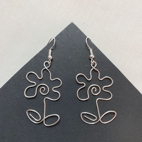 Flower Earrings Diy, Earrings For Spring, Earrings Cottagecore, Wire Earrings Handmade, Diy Wire Earrings, Diy Jewelry Unique, Wire Jewelry Designs, Diy Wire Jewelry, Daisy Earrings