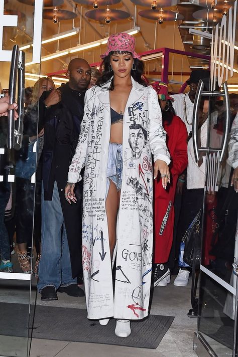 Graffiti Clothing, Rihanna Outfits, Fashion Rules, Rihanna Style, Painted Clothes, White Coat, Red Carpet Fashion, Mode Inspiration, Art Clothes