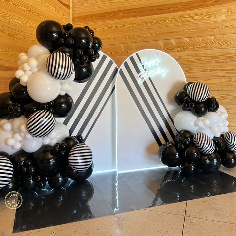 🖤🤍Black & White 🩶🖤Birthday Party . . . #balloons #balloonsdecoration #balloonsdecor #balloonsart #balloonsartist #balloonsdesigners #columbiasc #southcarolina Black And White Balloon Garland, Black White Birthday, White Balloon Garland, Black And White Balloons, White Birthday Party, Birthday Party Balloons, White Birthday, White Balloons, Balloon Garland