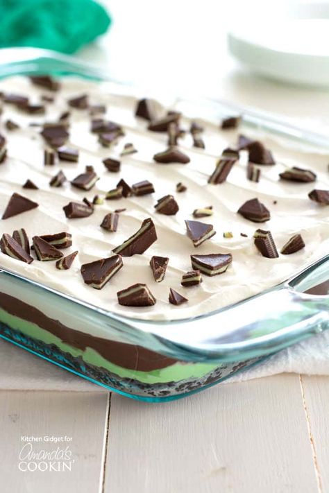 Indulge with this smooth and creamy one-pan Mint Chocolate Lasagna. It's the perfect no bake dessert to bring to a potluck or holiday gathering! Sweet Lasagna, Delight Recipes, Mint Desserts, Gf Cookies, Chocolate Lasagna, Mint Oreo, Mint Recipes, Recipe Dessert, Chocolate Mint