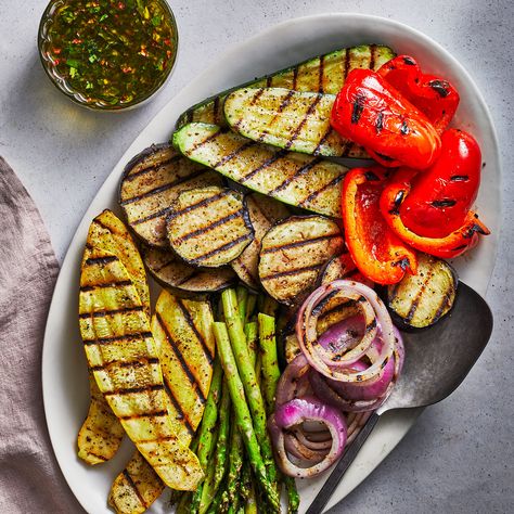 20 Easy Side Dishes for Summer Get-Togethers Mediterranean Vegetables, Grilled Vegetable Recipes, Enjoy Your Meal, Summer Grilling, Think Food, Summer Vegetable, Vegetable Sides, Healthy Side Dishes, Grilled Vegetables