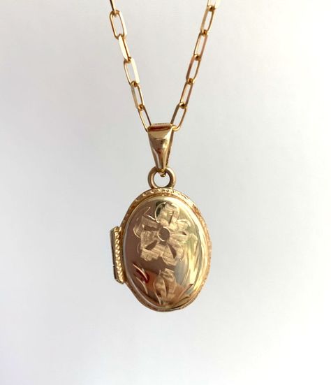 14K Gold Oval Locket PendantSubstantial in size, can place images on both sides inside.Gold Weight: 5.00 gramsDimensions: Length: 20mm, Wide: 16mm, Width: 3.5mm Pendant from the ESSENTIALS COLLECTION Pretty Jewelry Necklaces, Oval Locket, Vintage Lockets, Gold Locket, Jewelry Lookbook, Funky Jewelry, Jewelry Inspo, Dream Jewelry, Pretty Jewellery