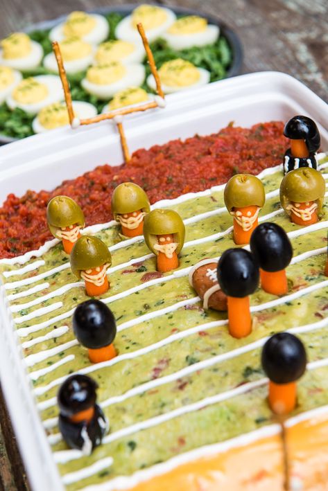 Big game football field party dip Football Game Party, Football Game Food, Football Themed Food, Super Bowl Snack Recipes, Field Party, Football Party Foods, Bowl Party Food, Party Dip, Football Snacks