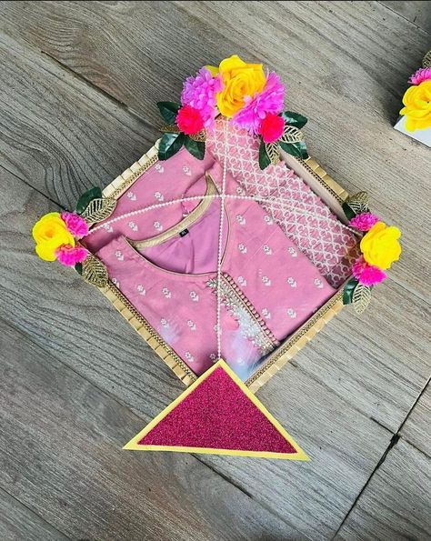 Makar Sankranti Packing Ideas, Sankranti Packing Ideas, Biyer Totto Decoration, Shagun Nariyal Decoration, Totto Decoration Ideas, Diwali Packing Ideas, Rukavat Ideas, Lohri Gift Packing Ideas, Sankranti Gift Ideas