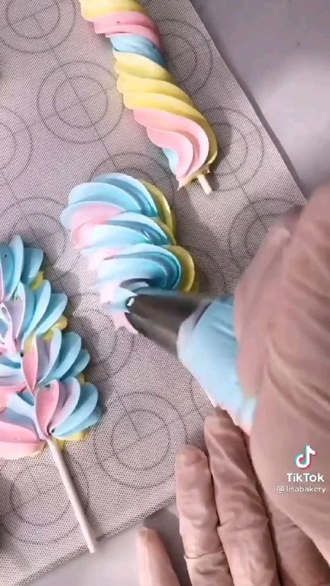 Piping Meringue Cookies, Meringue Cookies Design, Halloween Meringue Pops, Meringue Pops Recipes, Flower Meringue, Homemade Lollipop, Candy Land Cake, Meringue Pops, Mini Meringues