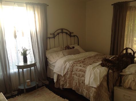 Guest room Grandma Guest Room, Aesthetic Guest Room, Victorian Dorm Room, Aesthetic Guest Bedroom, Guest Room Aesthetic, Vintage Guest Room, Old Miss Dorm Rooms, Big Coquette Bedroom, Vintage Bedroom Coquette