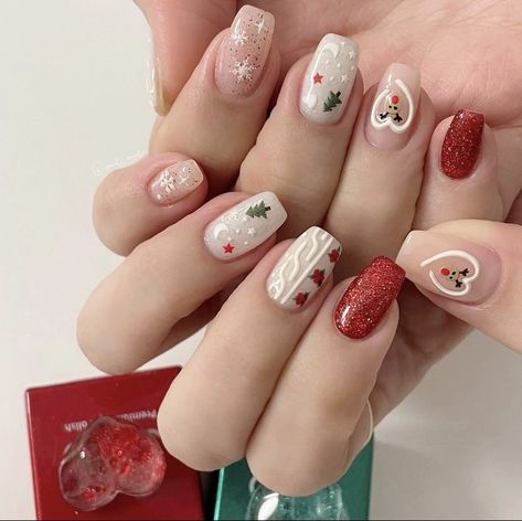 Nail Noel Christmas, Merry Christmas Nails, Chrismas Nail Art, Nails Noel, Noel Nail, Nail Noel, Natural Nails Manicure, Minimal Nails Art, Pedicure Ideas