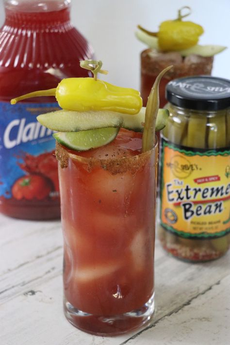 Caesar Drink, Caesar Cocktail, Caesar Recipe, Dinner Cocktails, Spicy Pickles, Brunch Drinks, Bbq Sauce Recipe, Breakfast Drink, Pickle Juice