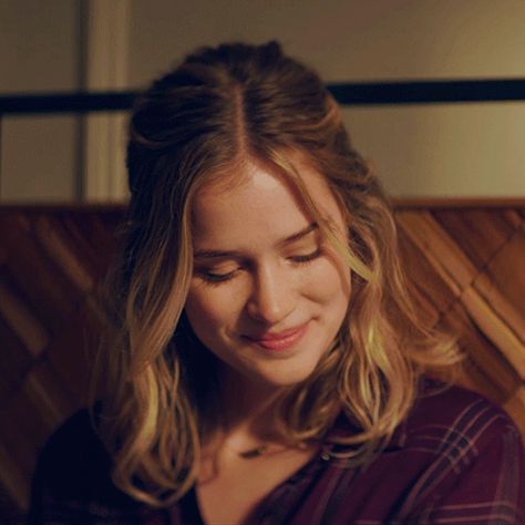 You Netflix Beck, Elizabeth Dean Lail, Beck "you", Elizabeth Lail You, Elizabeth Lail Aesthetic, Guinevere Beck Aesthetic, Elizabeth Lail Gif, Elizabeth Lail Icons, Guinevere Beck