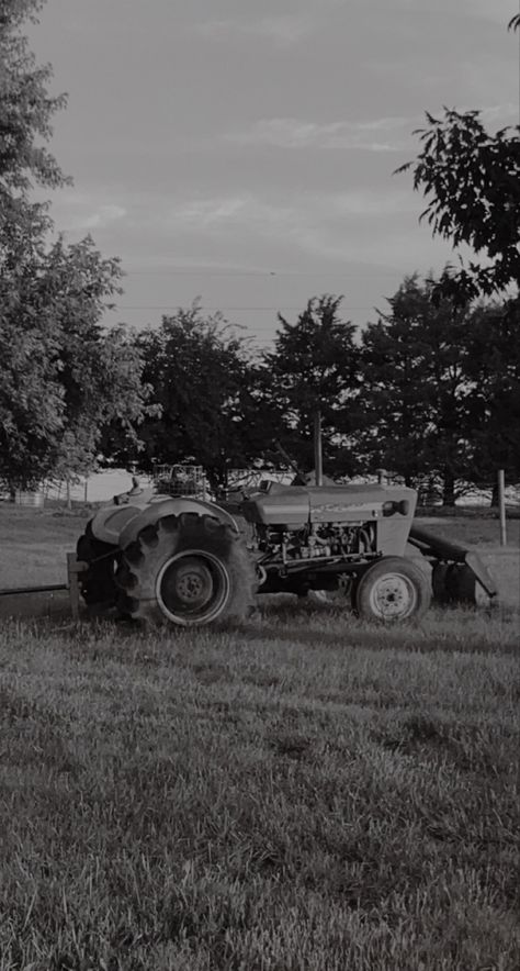 black and white tractor scenery:) Backround Pics Aesthetic Dark, Asthetic Photos Black, White Fall Aesthetic Wallpaper, Black And White Country Aesthetic, Black And White Western Aesthetic, Black And White Fall Aesthetic, Black And White Wallpaper Country, Black And White Aesthetic Western, Western Black And White Wallpaper