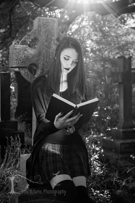 Gothic Photoshoot Ideas, Graveyard Photoshoot, Cemetery Photoshoot, Gothic Photoshoot, Gothic Cemetery, Gothic Graveyard, Cemeteries Photography, Witch Photos, Gothic Photography