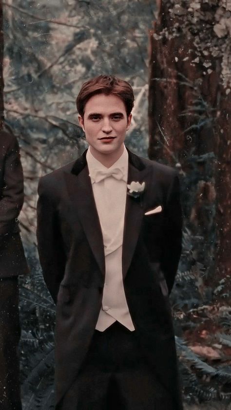 Edward Cullen Wallpaper, Twilight Images, Edward Cullen Robert Pattinson, Twilight Scenes, Twilight Outfits, Twilight Wedding, Love Images With Name, Robert Pattinson Twilight, King Robert