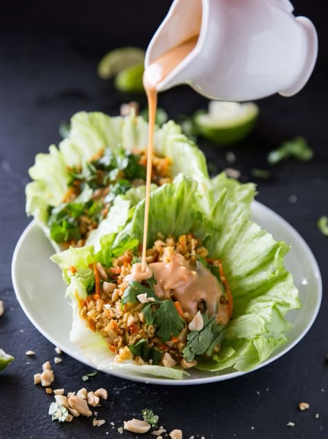 17 Genius Ways to Use Cauliflower Rice Lettuce Cups, God Mat, Think Food, Peanut Sauce, Lettuce Wraps, Cauliflower Recipes, Meatless Meals, Cauliflower Rice, Sriracha