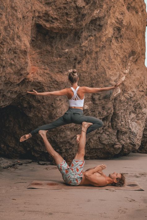 Yoga Poses 2 People, Acro Yoga For Beginners, Yoga Couple Poses, Yoga Couples, Acroyoga Poses, Two Person Yoga, Acroyoga Couple, Acro Yoga Couples, Yoga For Two