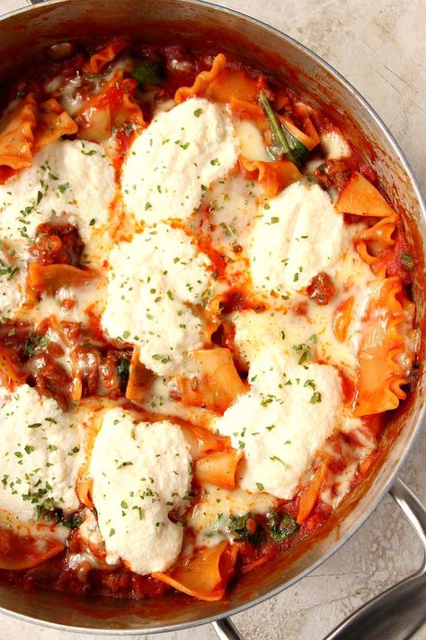 Easy One Pan Lasagna Recipe - quick and easy skillet version of everyone's favorite dish! Made with Italian sausage, delicious sauce, lasagna noodles and topped with cheese! Pan Lasagna Recipe, One Pan Lasagna, Pan Lasagna, Quick Soup Recipes, Oven Ready Lasagna, Lazy Lasagna, Lasagna Noodles, Easy Skillet, Best Pasta Recipes