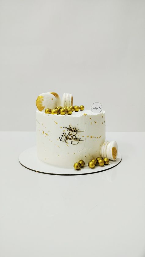 Gold and white cake White N Gold Cake, White And Golden Cake, Boys 16th Birthday Cake, Gold And White Cake, Golden Cake, Gold Birthday Cake, White Cakes, 16 Birthday Cake, Golden Birthday