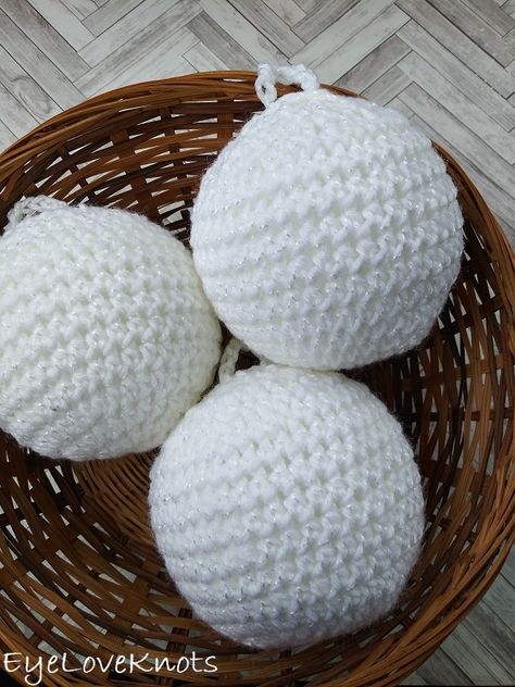 Things To Gift, Ornament Crochet Pattern, Small Crochet Gifts, Ornament Crochet, Crochet Ornament Patterns, Xmas Baubles, Crochet Ball, Half Double Crochet Stitch, Ornaments Personalized