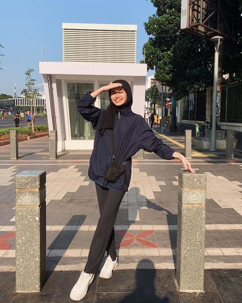 37.9k Likes, 282 Comments - Firrrr (@sashfir) on Instagram: “Cfd versi aku” Style Olahraga, Ootd Kondangan Simple Hijab, Ootd Kondangan Simple, Pose Poto, Foto Ootd, Non Hijab, Ootd Poses, Sports Outfit, Fitness Outfit