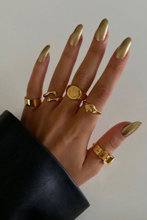 Gold Jewelry / Gold Chunky Rings / Spring Nails / Spring gel nails 2023 Chunky Gold Jewelry, Hand Jewelry Rings, Inexpensive Jewelry, Jewelry Accessories Ideas, Dope Jewelry, Chunky Rings, Jewelry Lookbook, Jewelry Photography, Cheap Jewelry