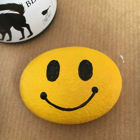 Smiley Face Face Paint, Smiley Face Painting Ideas, Smiley Face Painting Aesthetic, Painting Ideas Smiley Face, Happy Face Rock Painting, Rock Painting Ideas Yellow, Spray Paint Smiley Face, Smile Rock Painting, Yellow Smiley Face