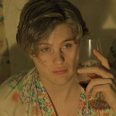 Michael Patt as Matthew in The Dreamers (2003) Michael Pitt The Dreamers, Bunny Corcoran, The Dreamers 2003, Michael Pitt, Dark Academy, The Heart Of Man, The Secret History, Red Flag, Funny Games