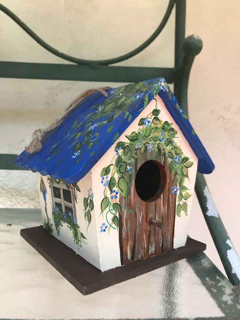 Bird Feeders Paint Ideas, Bird Box Painting Ideas, Cat House Painting Ideas, Cute Birdhouse Ideas, Fun Painted Bird Houses, How To Paint A Birdhouse, Cottage Core Bird House, Simple Birdhouse Painting Ideas, Painted Bird Houses Ideas Creative