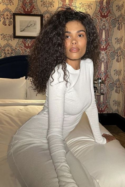 Tina Kunakey Hair, Shades Of Brunette, Cancun Outfits, Tina Kunakey, Natural Hair Routine, Ibiza Outfits, Smart Outfit, Curly Hair Inspiration, Long Natural Hair